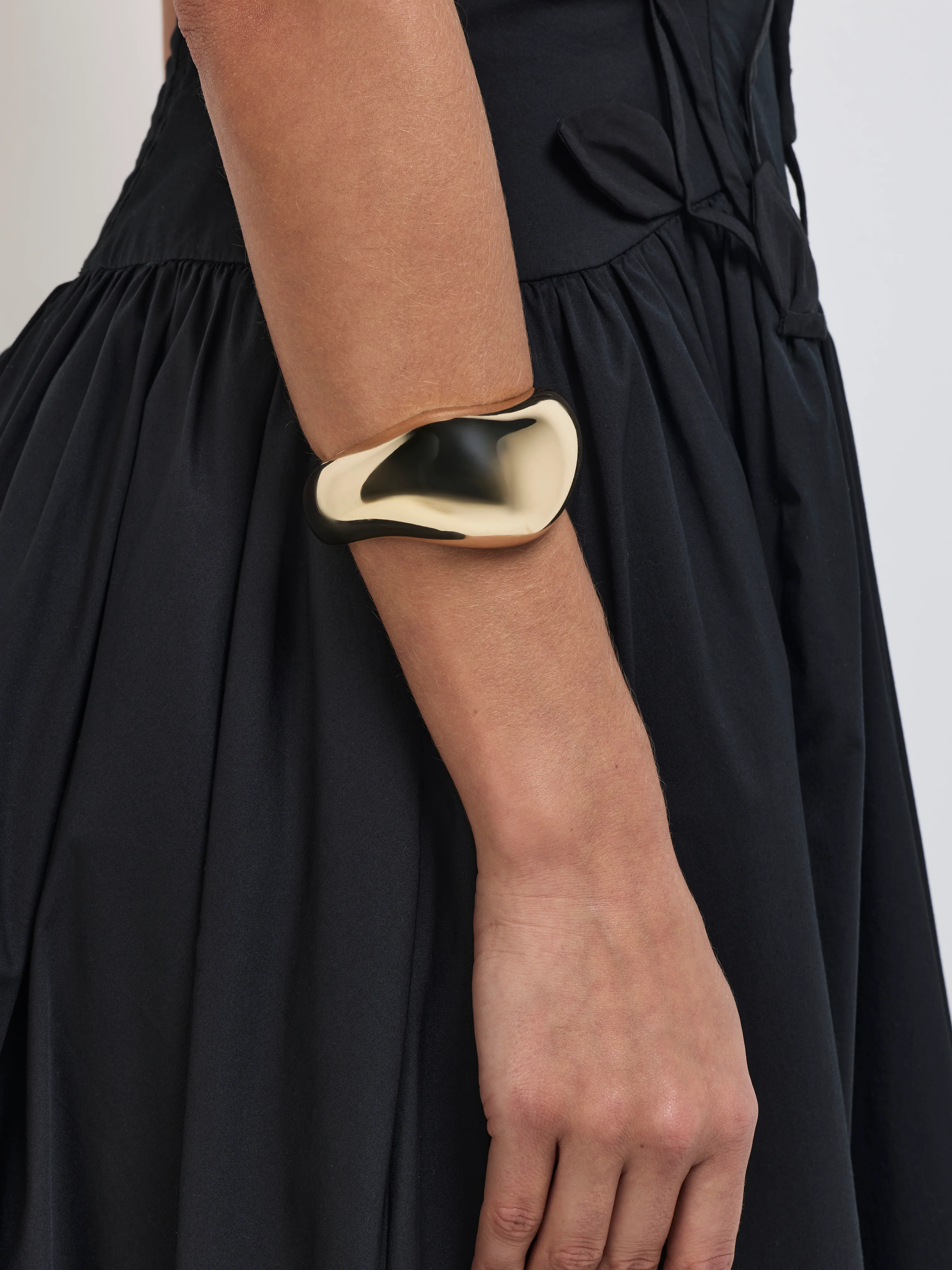 HERA BANGLE